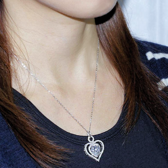 Collar con colgante de corazón de diamantes simulados de 3 quilates en plata de ley.