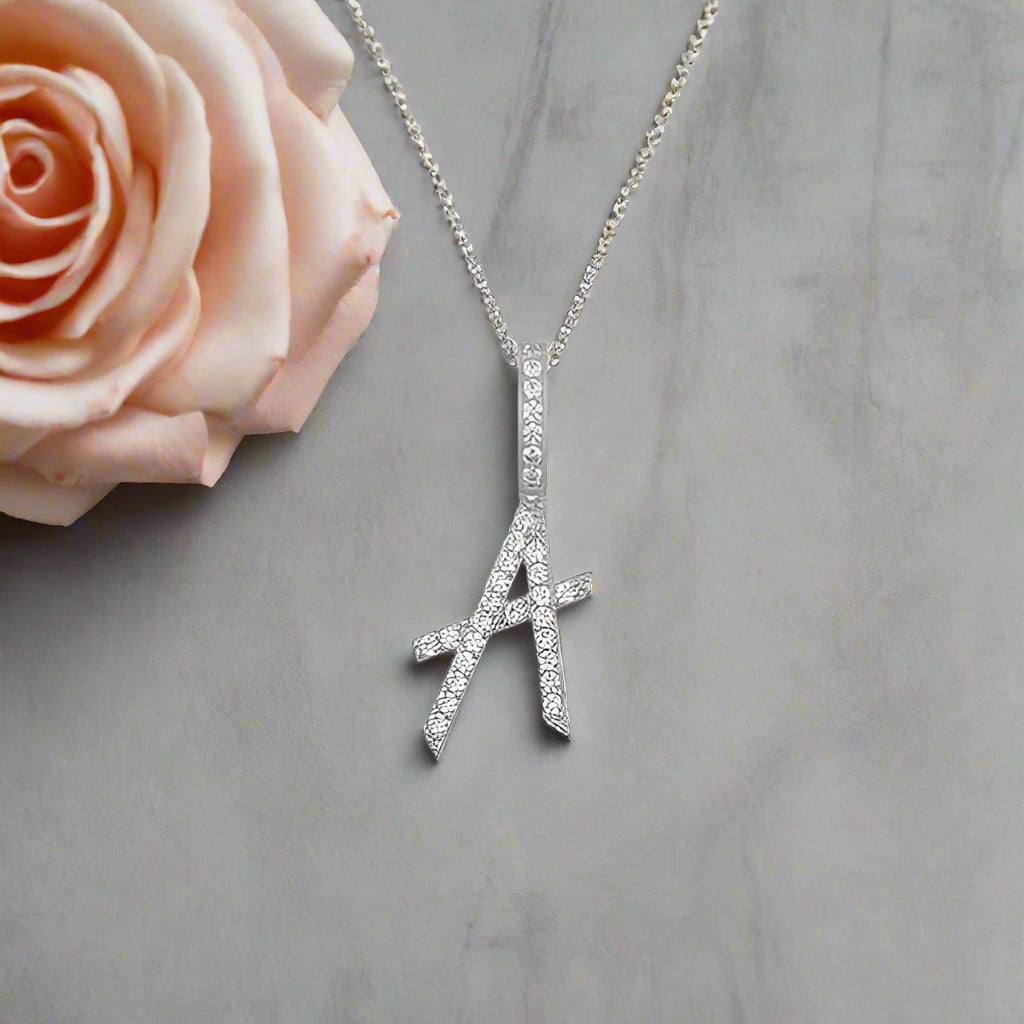 Collier avec pendentif initial en moissanite et argent sterling