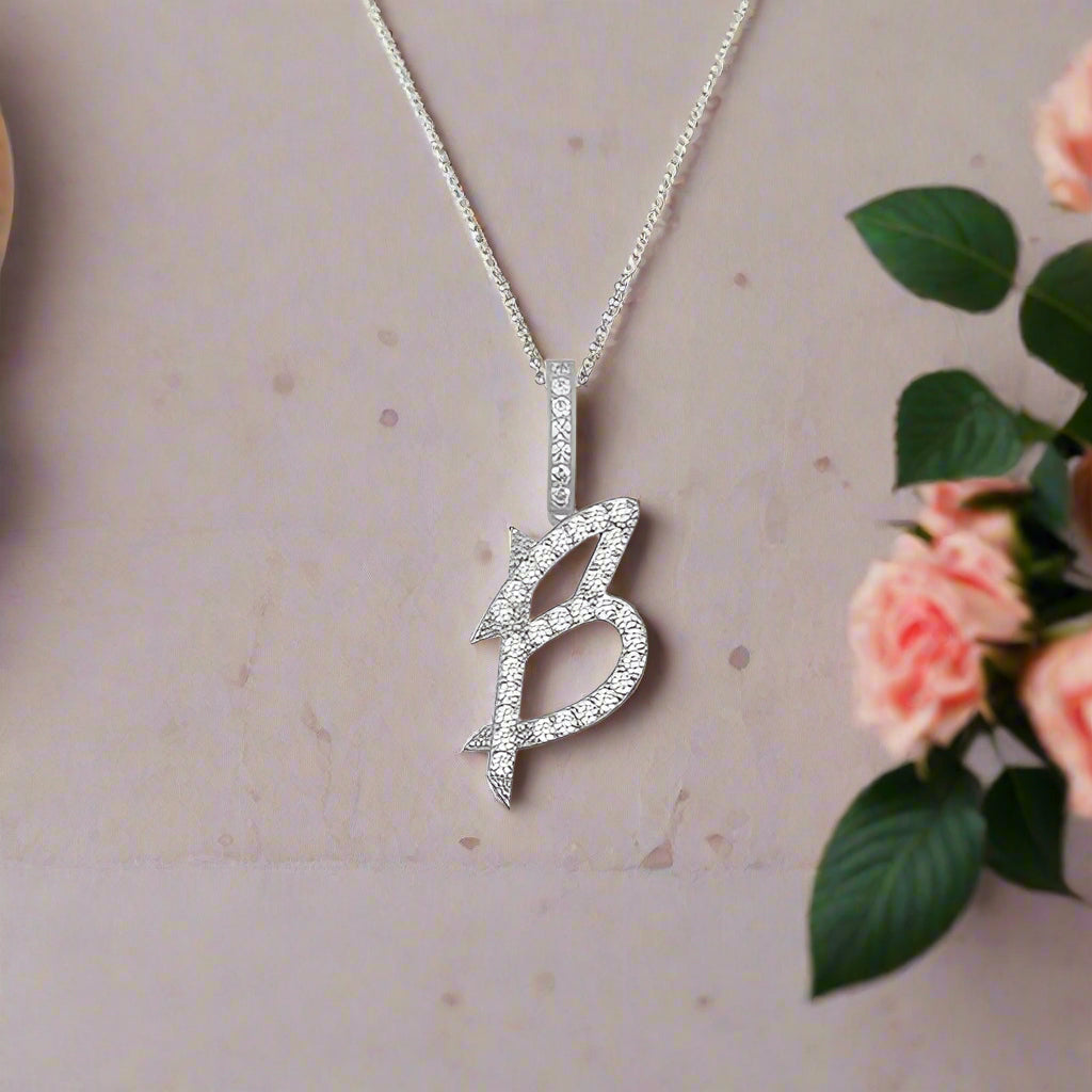 Collier avec pendentif initial en moissanite et argent sterling