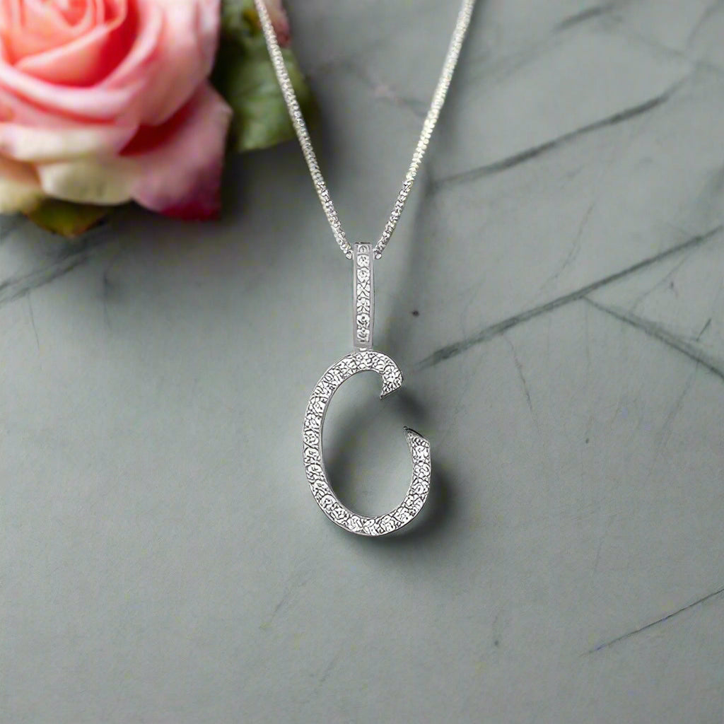 Collier avec pendentif initial en moissanite et argent sterling
