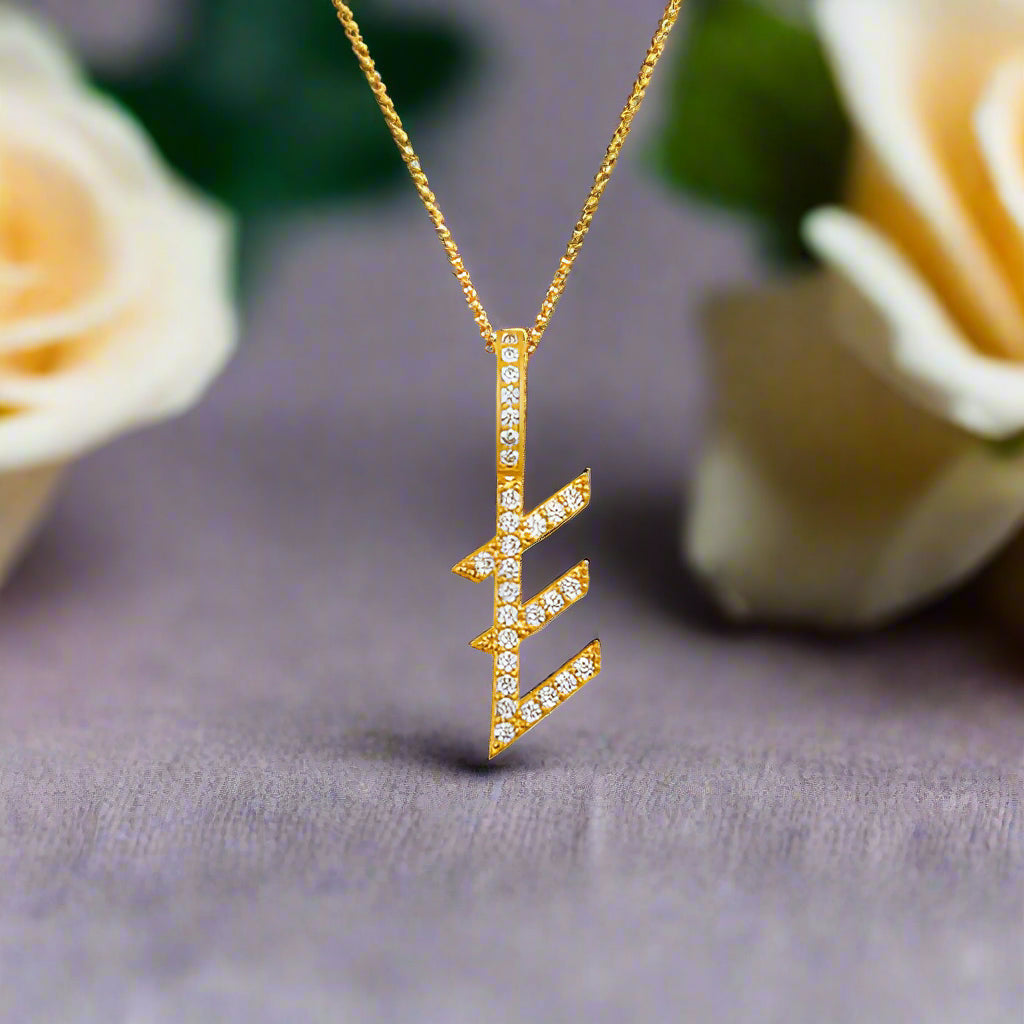 Collar con colgante inicial de moissanita en plata de ley bañada en oro