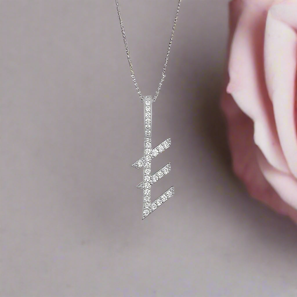 Collier avec pendentif initial en moissanite et argent sterling