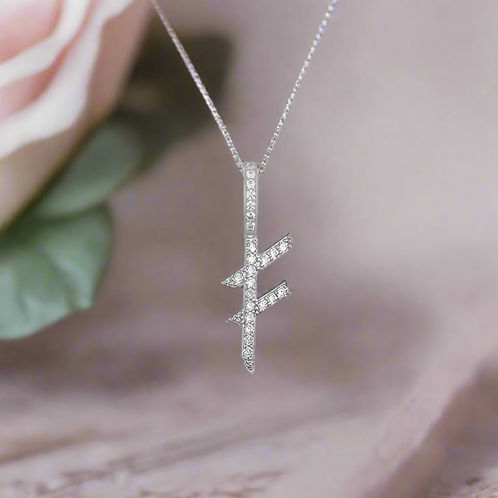 Collier avec pendentif initial en moissanite et argent sterling