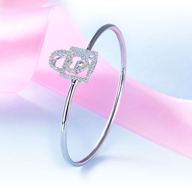 Pulsera con candado de corazón y piedra danzante