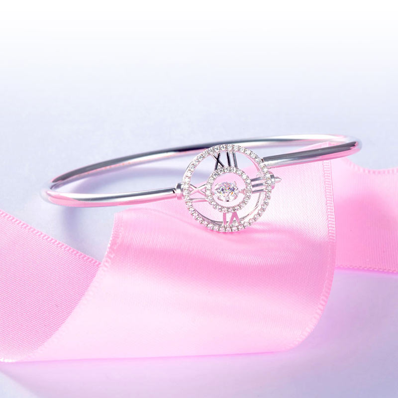Pulsera brazalete con piedra danzante y reloj con números romanos