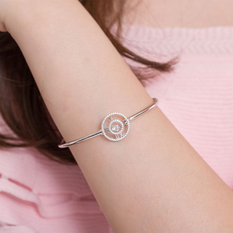 Pulsera brazalete con piedra danzante y reloj con números romanos
