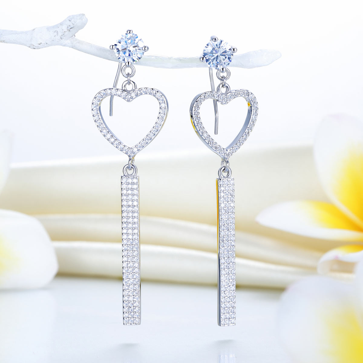 Pendientes colgantes de diamantes simulados con forma de corazón en plata de ley