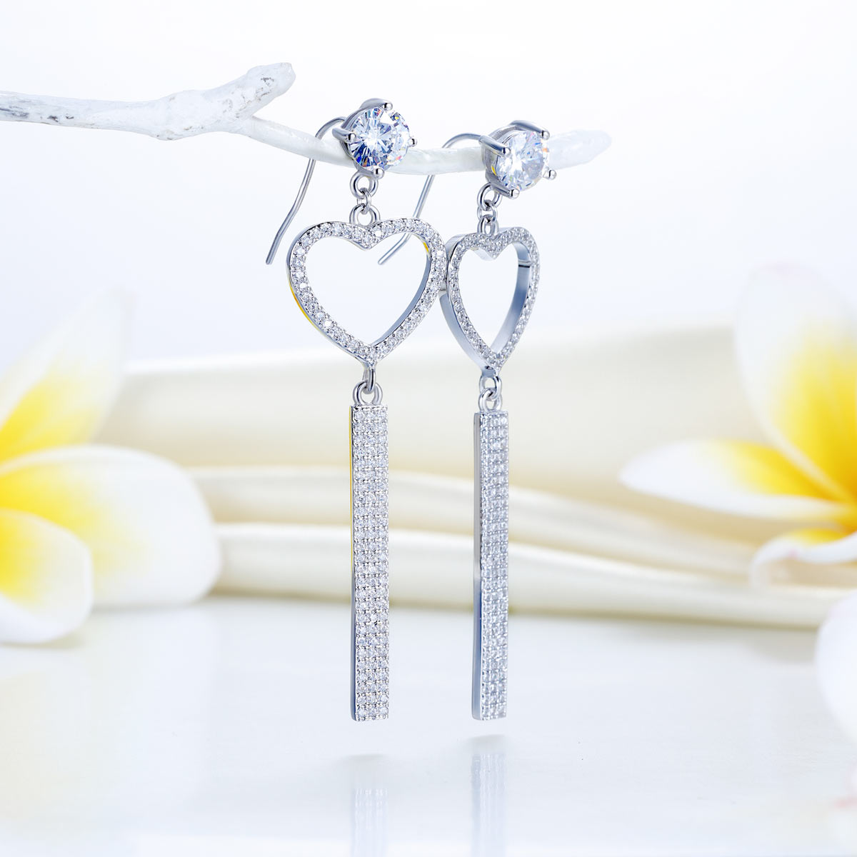 Pendientes colgantes de diamantes simulados con forma de corazón en plata de ley