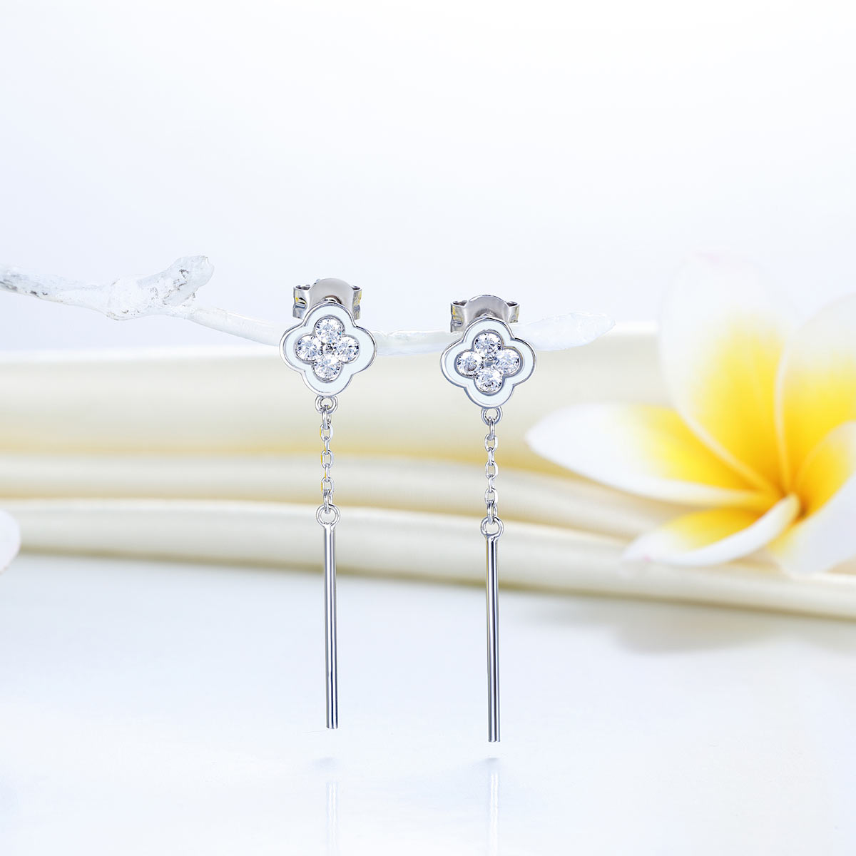 Boucles d'oreilles pendantes en argent sterling avec diamants synthétiques