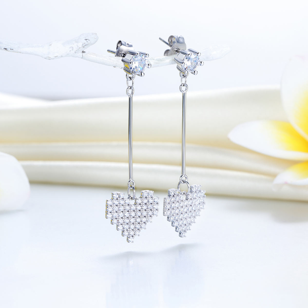 Pendientes colgantes de diamantes simulados en forma de corazón en plata de ley