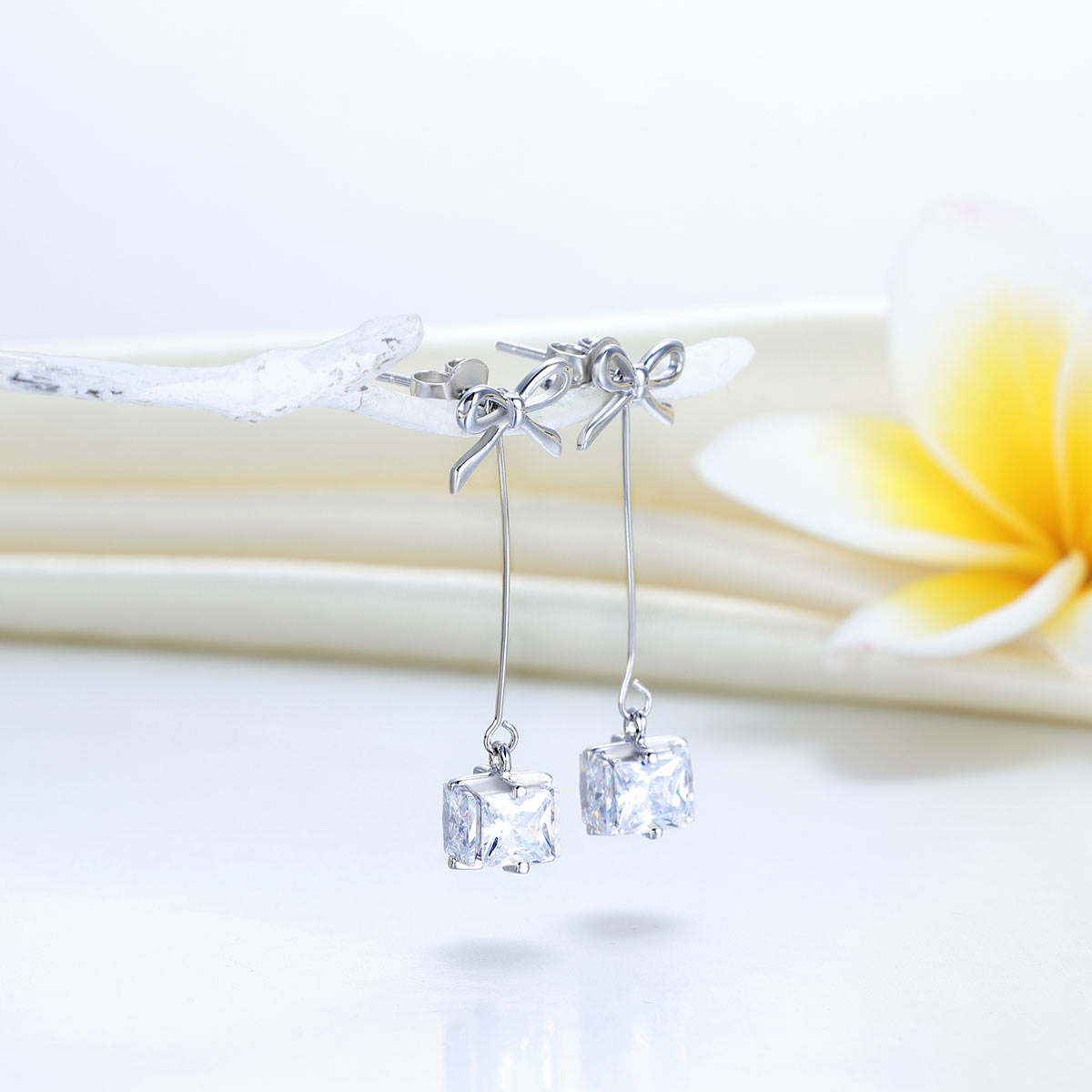 Pendientes colgantes de diamantes simulados con lazo de cinta en plata de ley