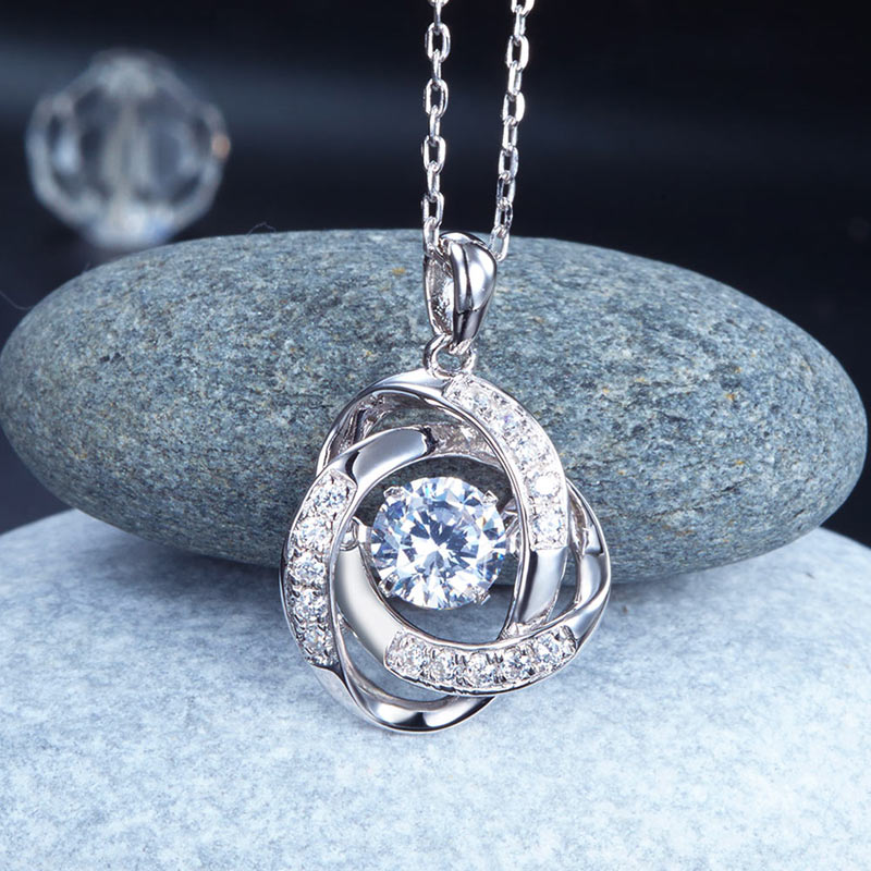 Collar con colgante de piedra danzante con nudo