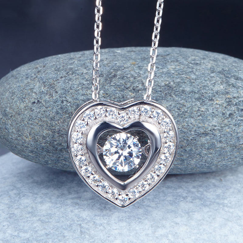 Collar con colgante de piedra danzante en forma de corazón