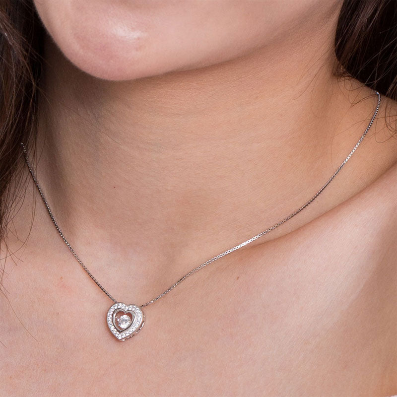 Collar con colgante de piedra danzante en forma de corazón