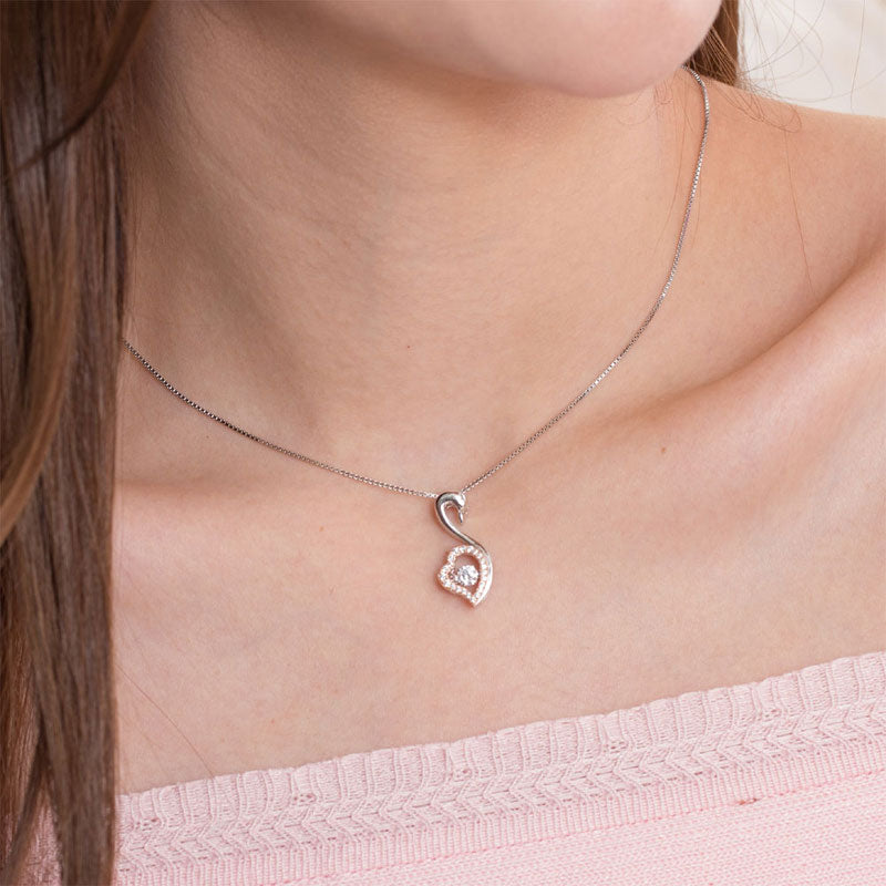 Collier avec pendentif en forme de cœur de cygne et pierre dansante