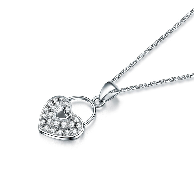 Collar con colgante de corazón de amor con diamantes simulados en plata de ley