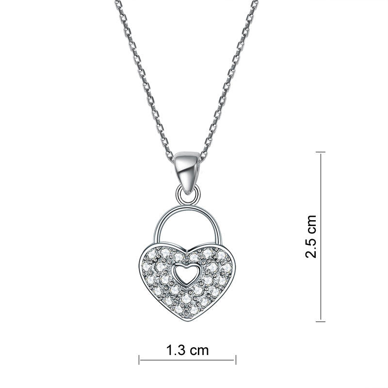 Collar con colgante de corazón de amor con diamantes simulados en plata de ley