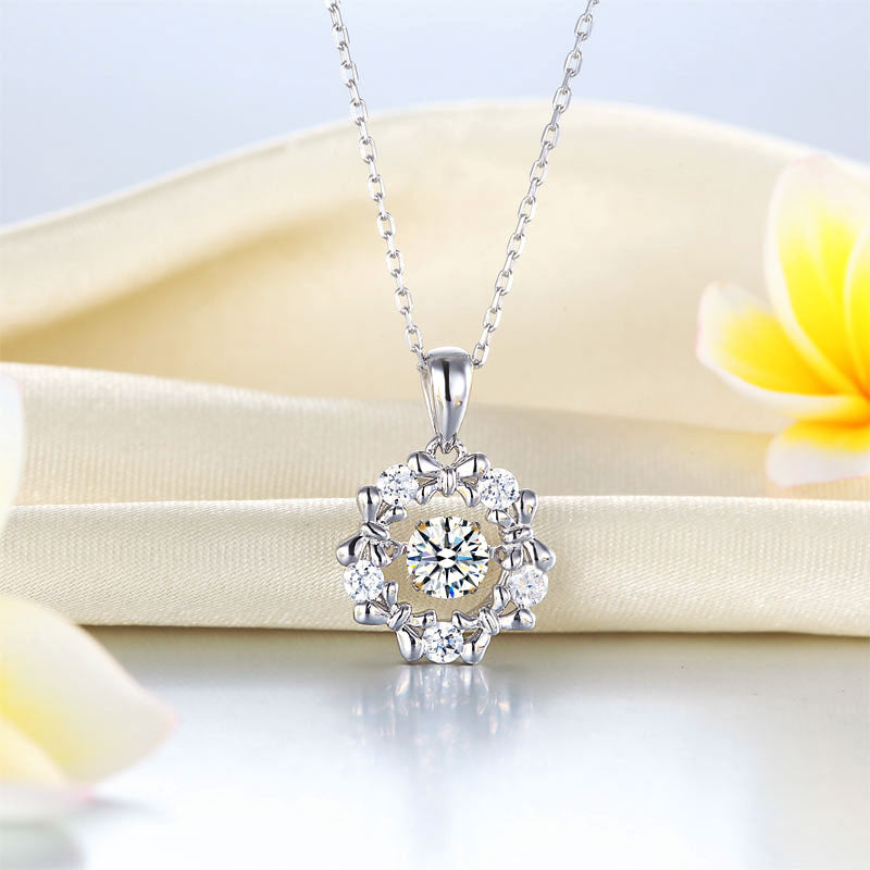 Collar con colgante de piedra danzante con círculo de cinta
