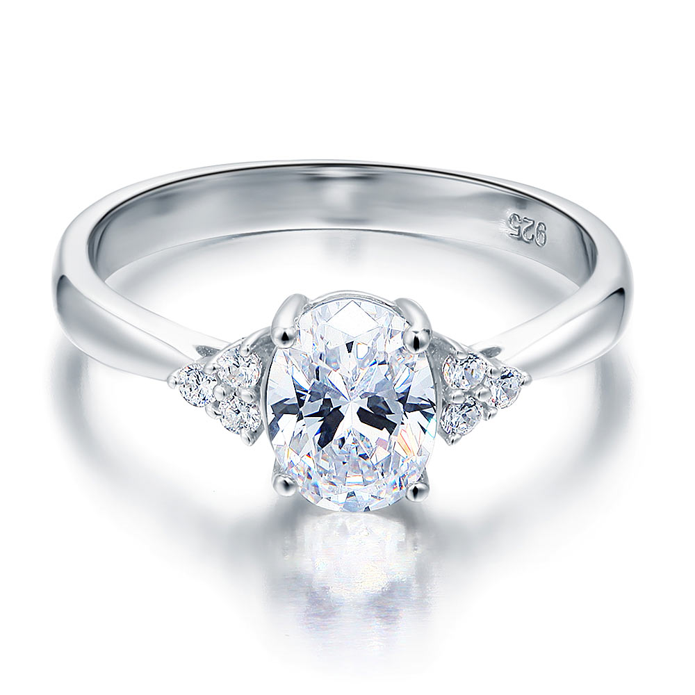 Bague en argent sterling avec trois diamants synthétiques taille ovale de 1,5 carat