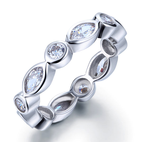 Anillo de eternidad con bisel de diamantes simulados de talla marquesa en plata de ley