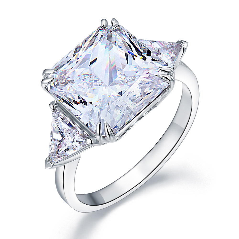 Anillo de diamantes simulados de talla princesa de tres piedras de 8 quilates en plata de ley