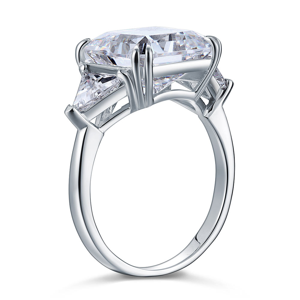 Anillo de diamantes simulados de talla princesa de tres piedras de 8 quilates en plata de ley