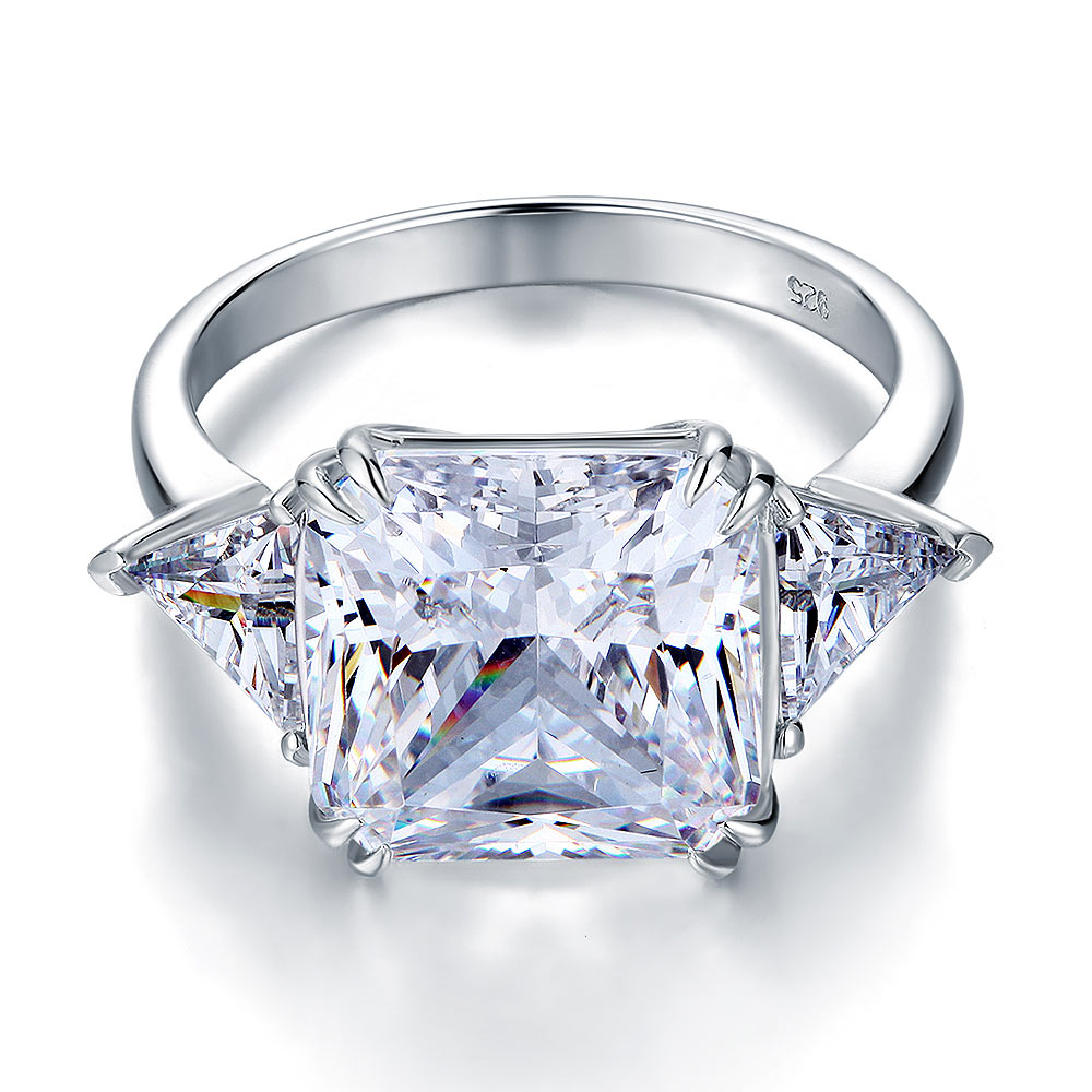Anillo de diamantes simulados de talla princesa de tres piedras de 8 quilates en plata de ley