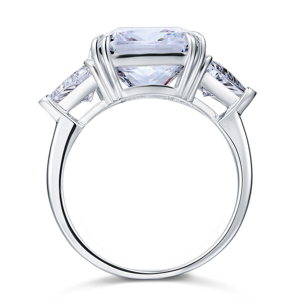 Anillo de diamantes simulados de talla princesa de tres piedras de 8 quilates en plata de ley