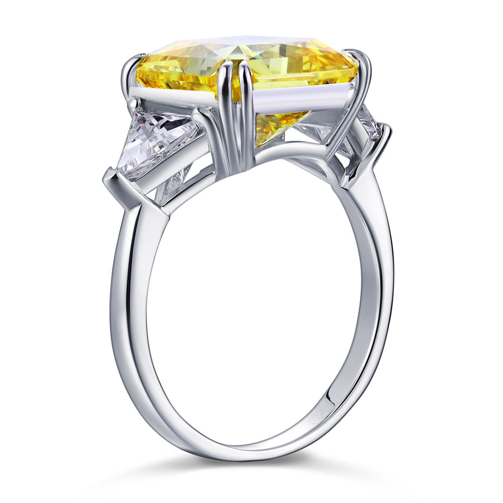 Anillo de tres piedras de diamante simulado amarillo de talla princesa de 8 quilates en plata de ley