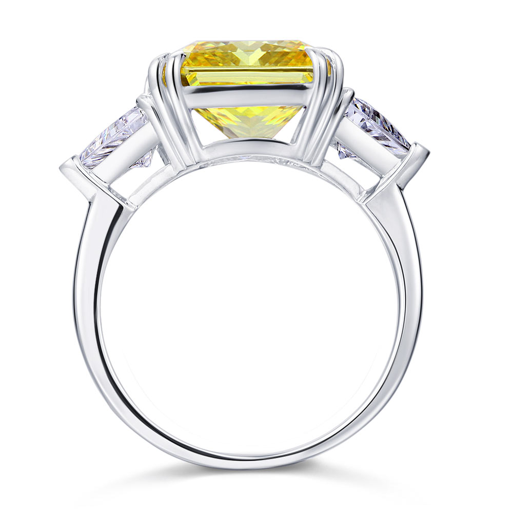 Anillo de tres piedras de diamante simulado amarillo de talla princesa de 8 quilates en plata de ley