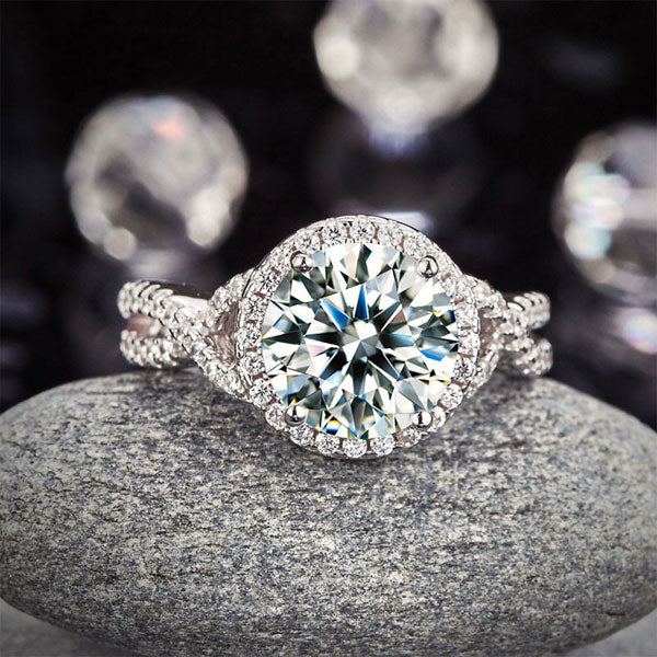 Anillo de 3 quilates con diamante simulado de talla brillante redonda y cuerpo retorcido en plata de ley.