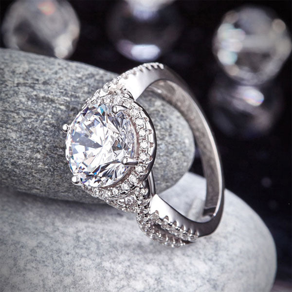 Anillo de 3 quilates con diamante simulado de talla brillante redonda y cuerpo retorcido en plata de ley.