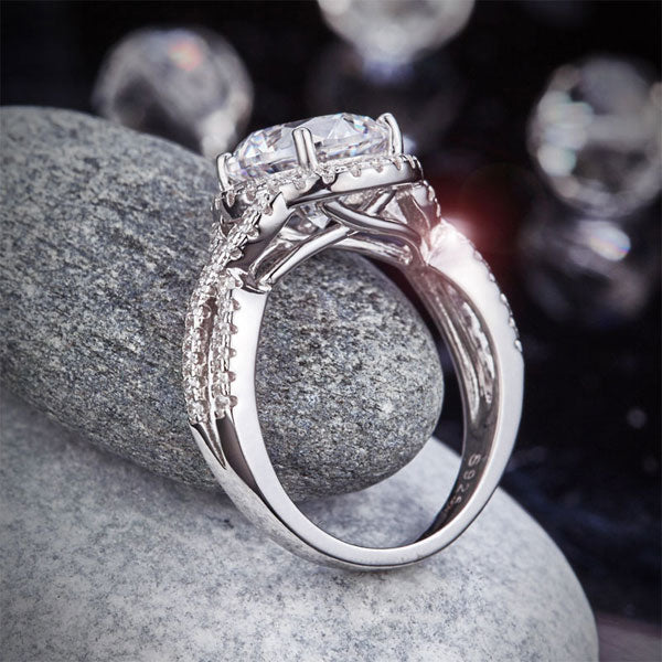 Anillo de 3 quilates con diamante simulado de talla brillante redonda y cuerpo retorcido en plata de ley.