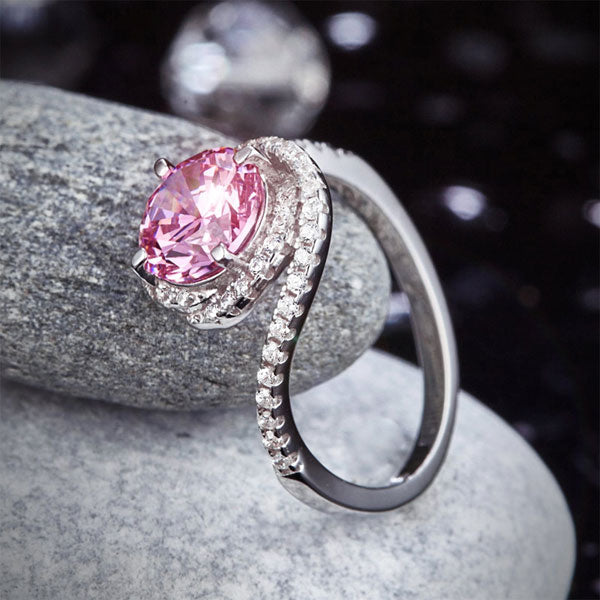 Anillo de plata de ley con diamante simulado rosa redondo de 2,5 quilates y rizo retorcido.