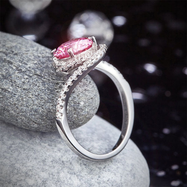 Anillo de plata de ley con diamante simulado rosa redondo de 2,5 quilates y rizo retorcido.
