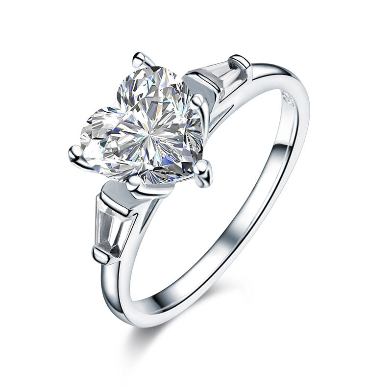 Anillo de tres piedras con diamantes simulados en corte de corazón de 2 quilates en plata de ley