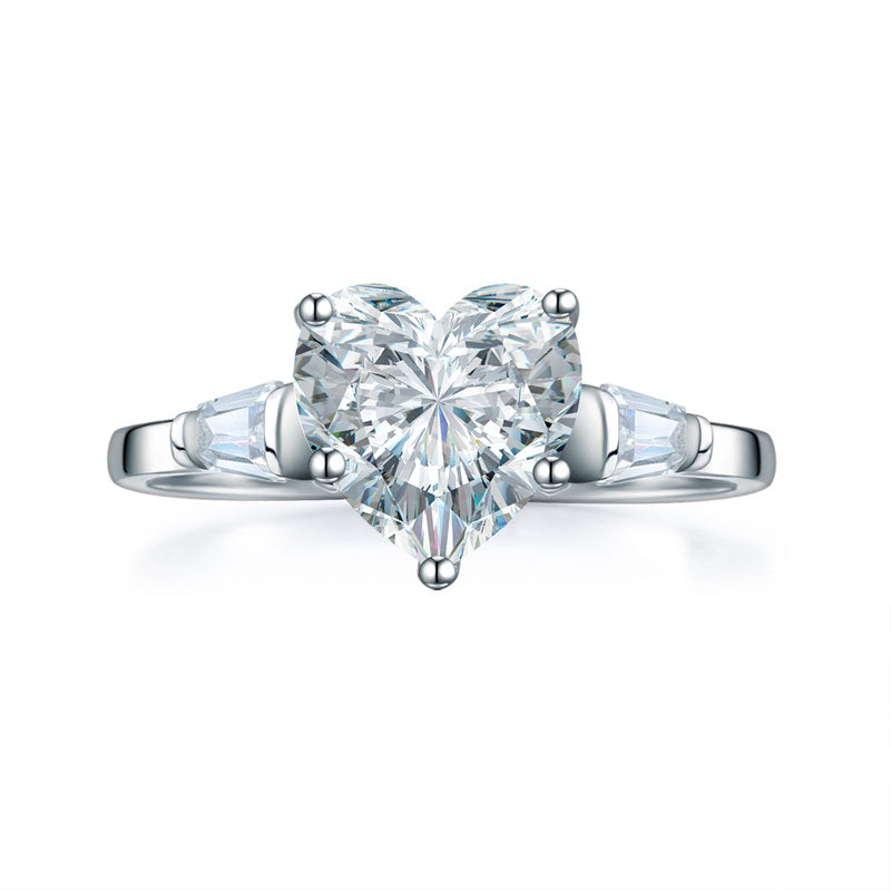 Anillo de tres piedras con diamantes simulados en corte de corazón de 2 quilates en plata de ley
