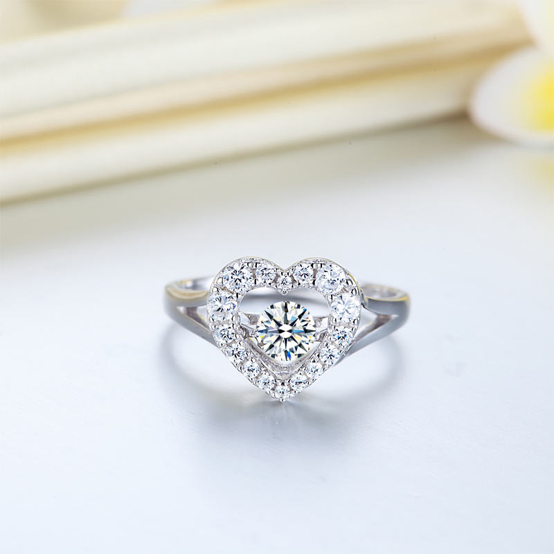 Anillo de piedra danzante con halo de corazón