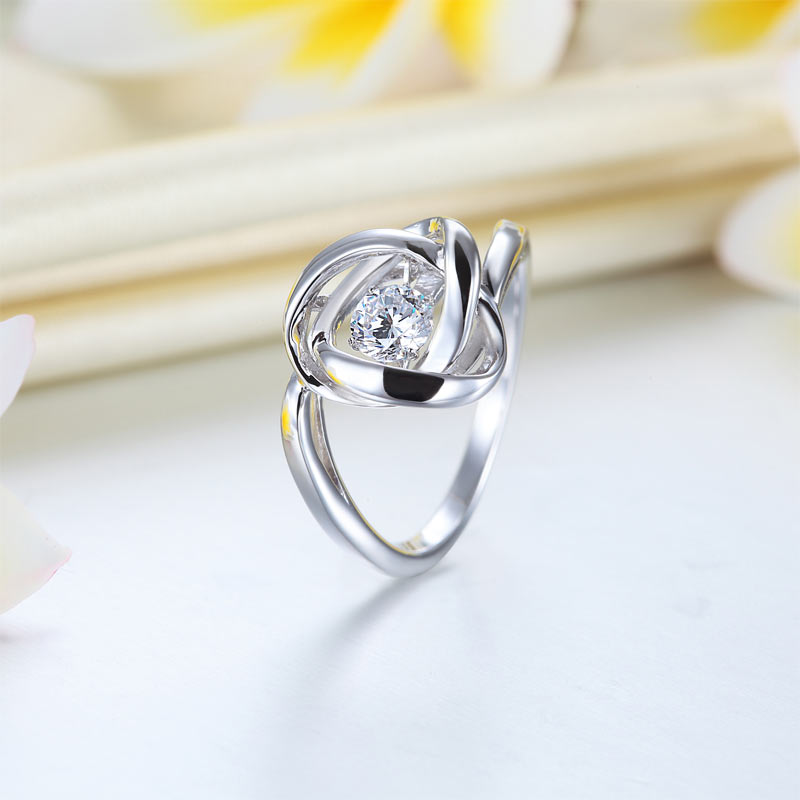 Anillo de piedra danzante con nudo de amor
