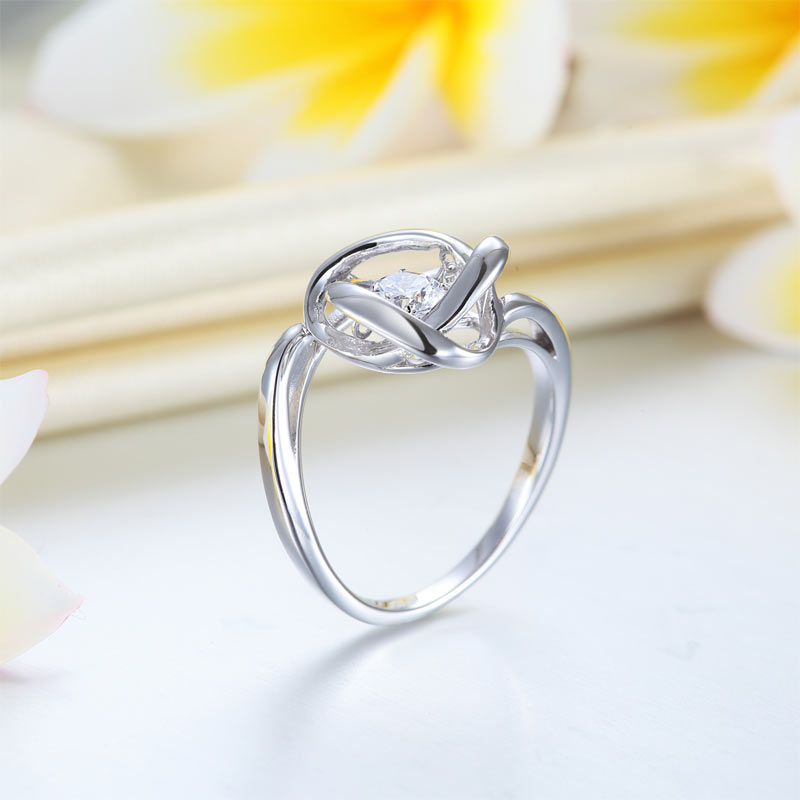 Anillo de piedra danzante con nudo de amor