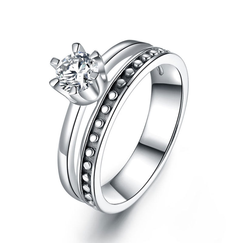 Anillo solitario de diamante simulado redondo con cuerpo dividido en plata de ley