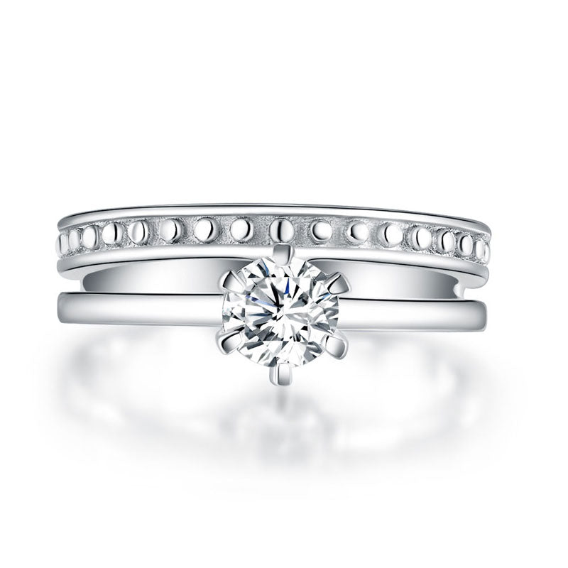 Anillo solitario de diamante simulado redondo con cuerpo dividido en plata de ley
