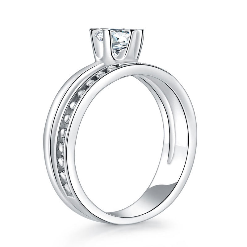 Anillo solitario de diamante simulado redondo con cuerpo dividido en plata de ley