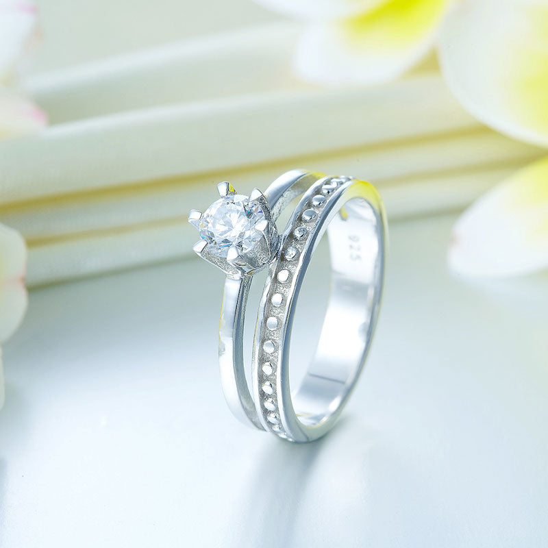 Anillo solitario de diamante simulado redondo con cuerpo dividido en plata de ley