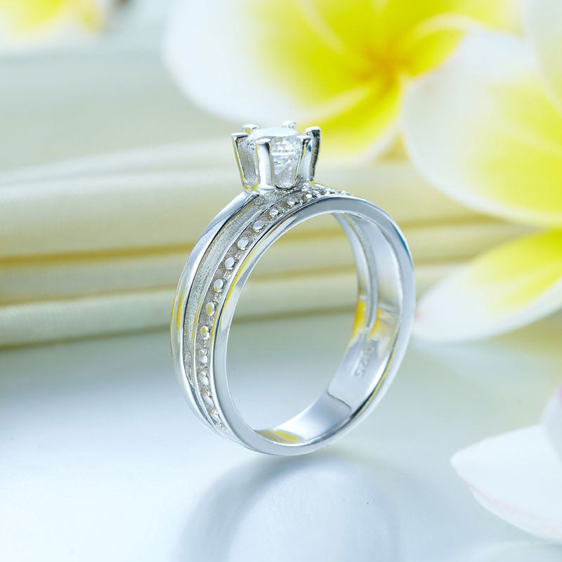 Anillo solitario de diamante simulado redondo con cuerpo dividido en plata de ley