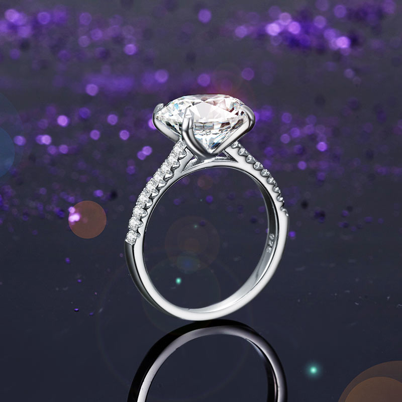 Anillo de diamantes simulados de talla ovalada de 4 quilates en plata de ley
