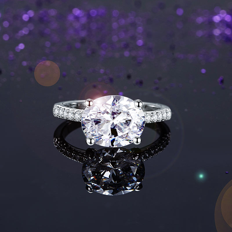 Anillo de diamantes simulados de talla ovalada de 4 quilates en plata de ley