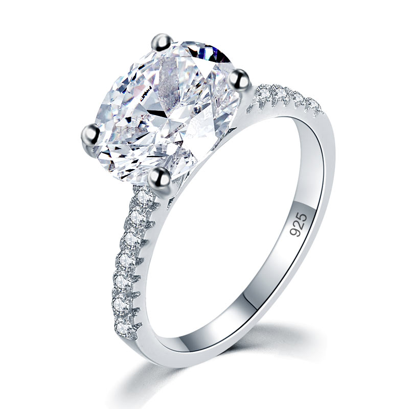 Anillo de diamantes simulados de talla ovalada de 4 quilates en plata de ley
