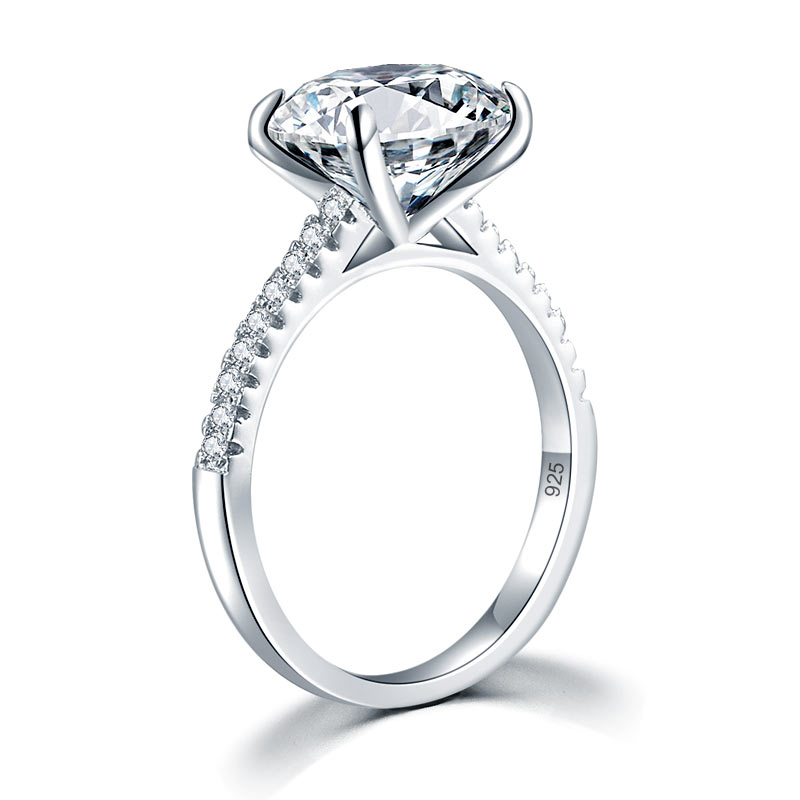 Anillo de diamantes simulados de talla ovalada de 4 quilates en plata de ley