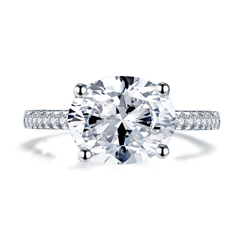 Anillo de diamantes simulados de talla ovalada de 4 quilates en plata de ley